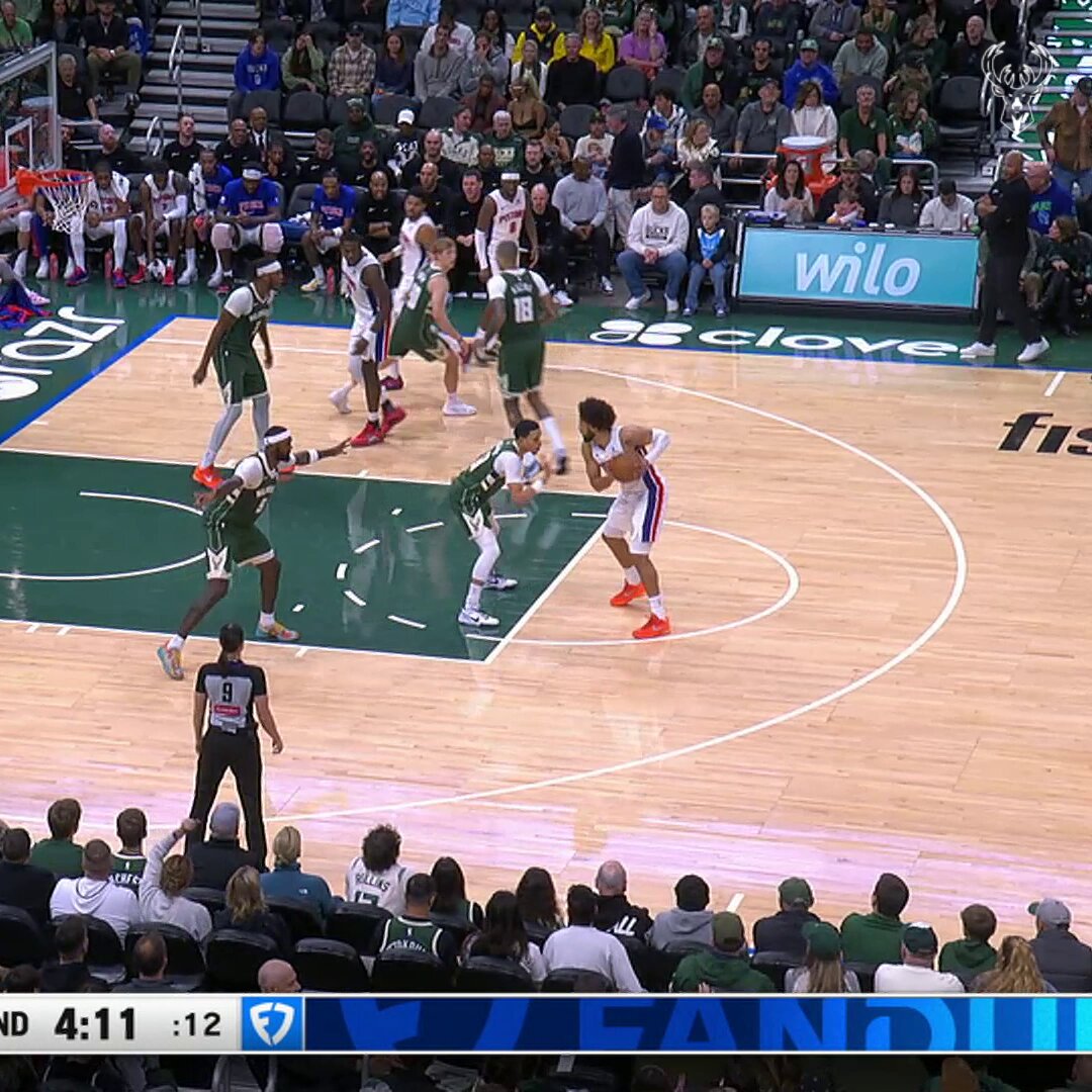 MT's block leads to Kuz's fastbreak bucket! 