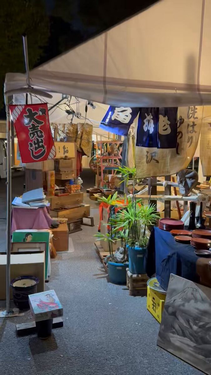 絶賛開催中🦆】 うえの青空骨董市、isoyard店舗内(不忍池辨天堂 から見