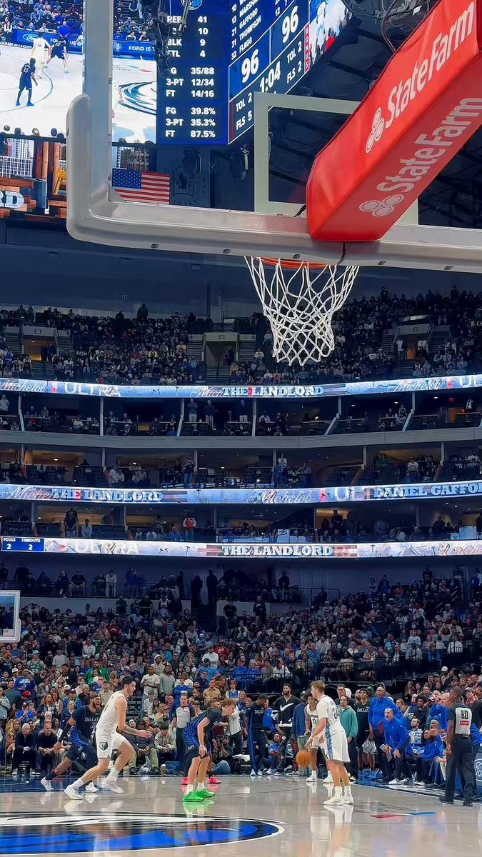 .@santialdama with the floating finish to give the 🐻 the lead 😮‍💨 