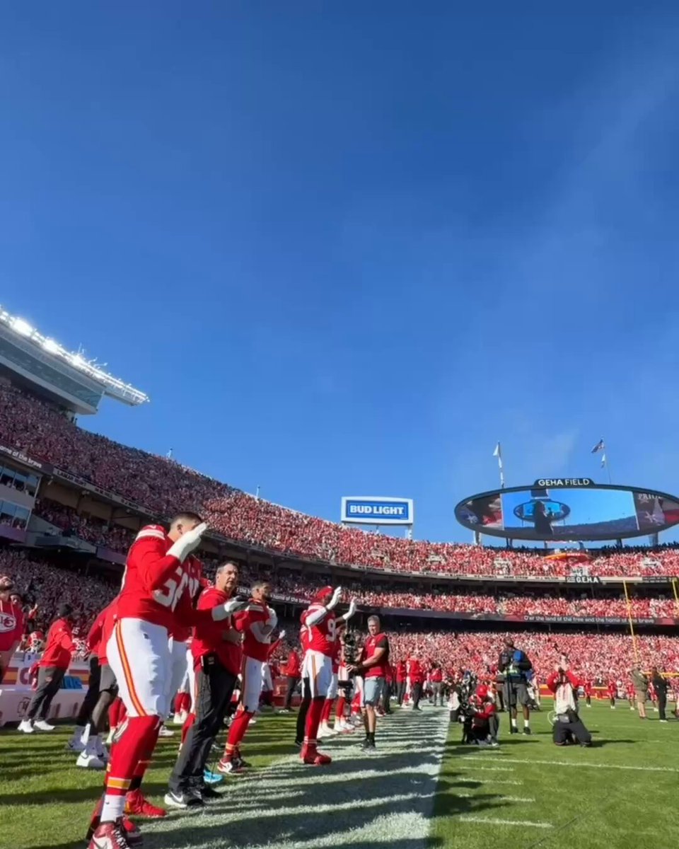 A beautiful day for an #AFFlyover 🇺🇸 Thanks, Laughlin Air Force Base! 