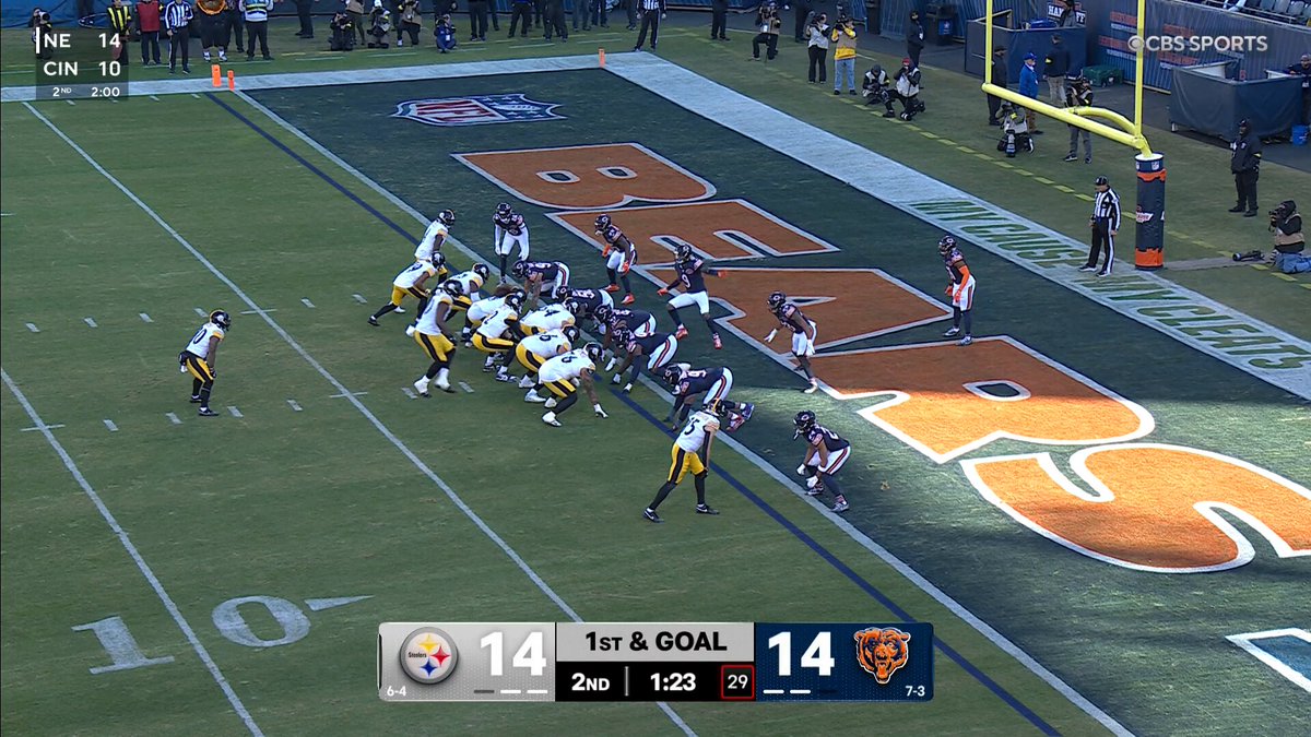 No one there! @Nunless2 runs it in for the TD!

📺 #PITvsCHI on @paramountplus 