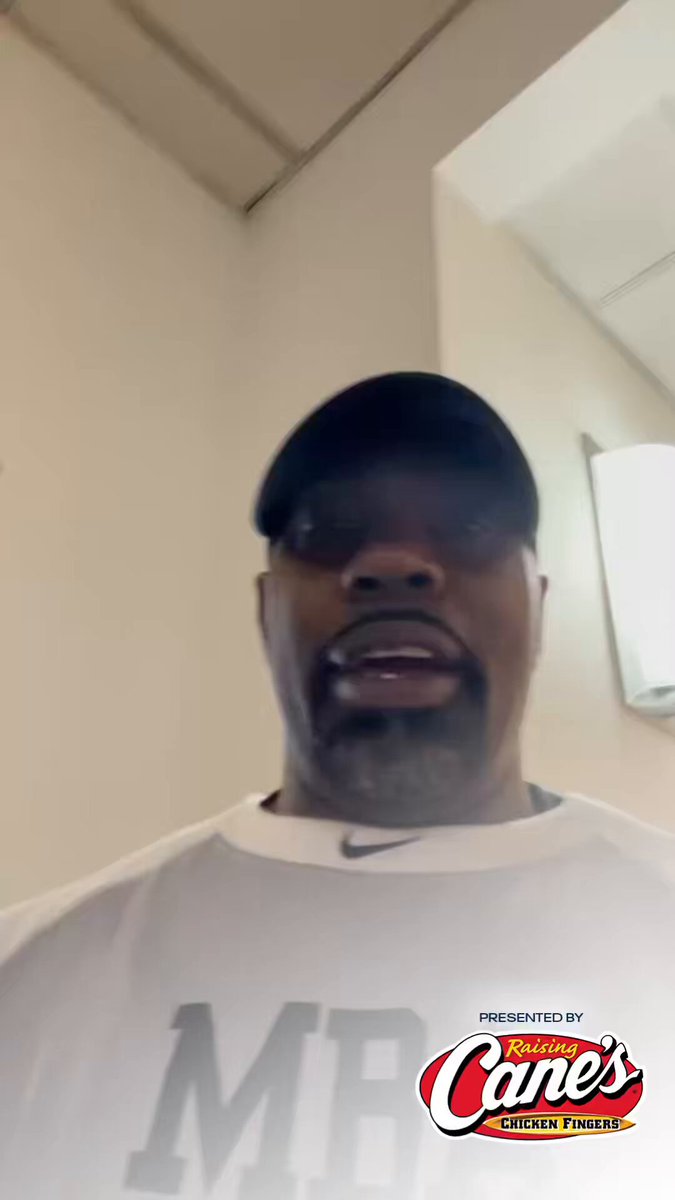 Titans legend of the game Chris Sanders is in the house! 

Presented by @raisingcanes 