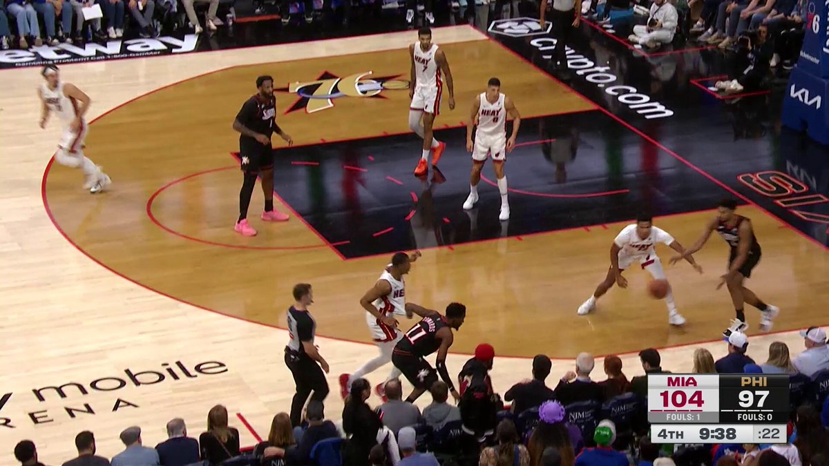 You think he's going one way...

... and then he goes the other for the reverse 😮

Quentin Grimes has 15 for the Sixers! 