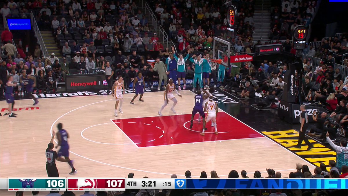 KON KNUEPPEL GIVES CHARLOTTE THE LEAD LATE IN THE FOURTH 👀

27 PTS on 7 3PM for the rook tonight! 