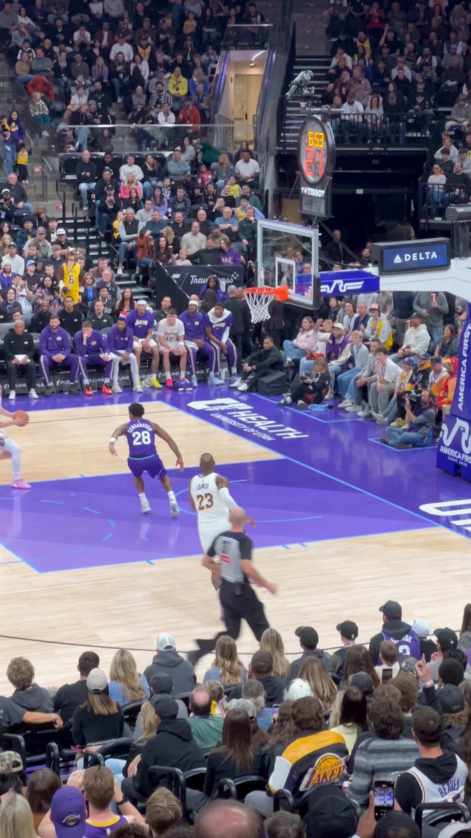 Austin Reaves alley-oop play with LeBron! 🔥

 