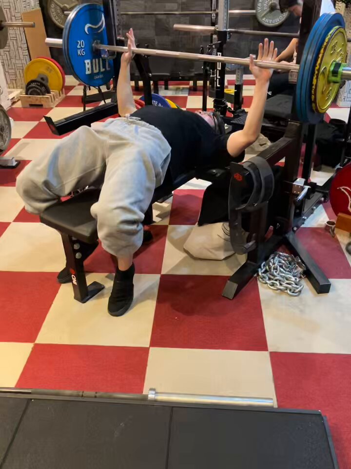 本日のベンチプレイ 130×5×3 考えながらやって、最後のセットだけマシ