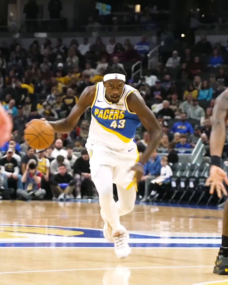 Pascal Siakam drops the behind-the-back pass to Isaiah Jackson 😍 