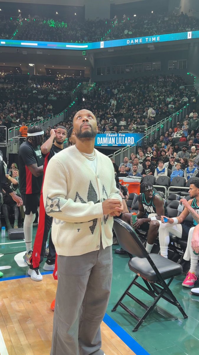 Dame taking in the tribute from the Bucks 🫶 