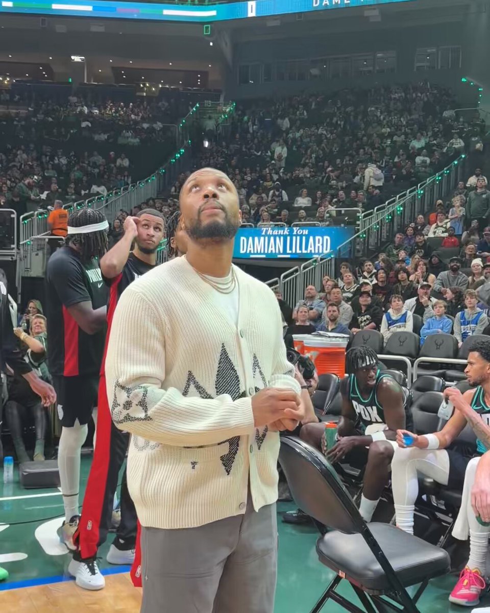 Dame taking in the tribute from the Bucks 🫶 