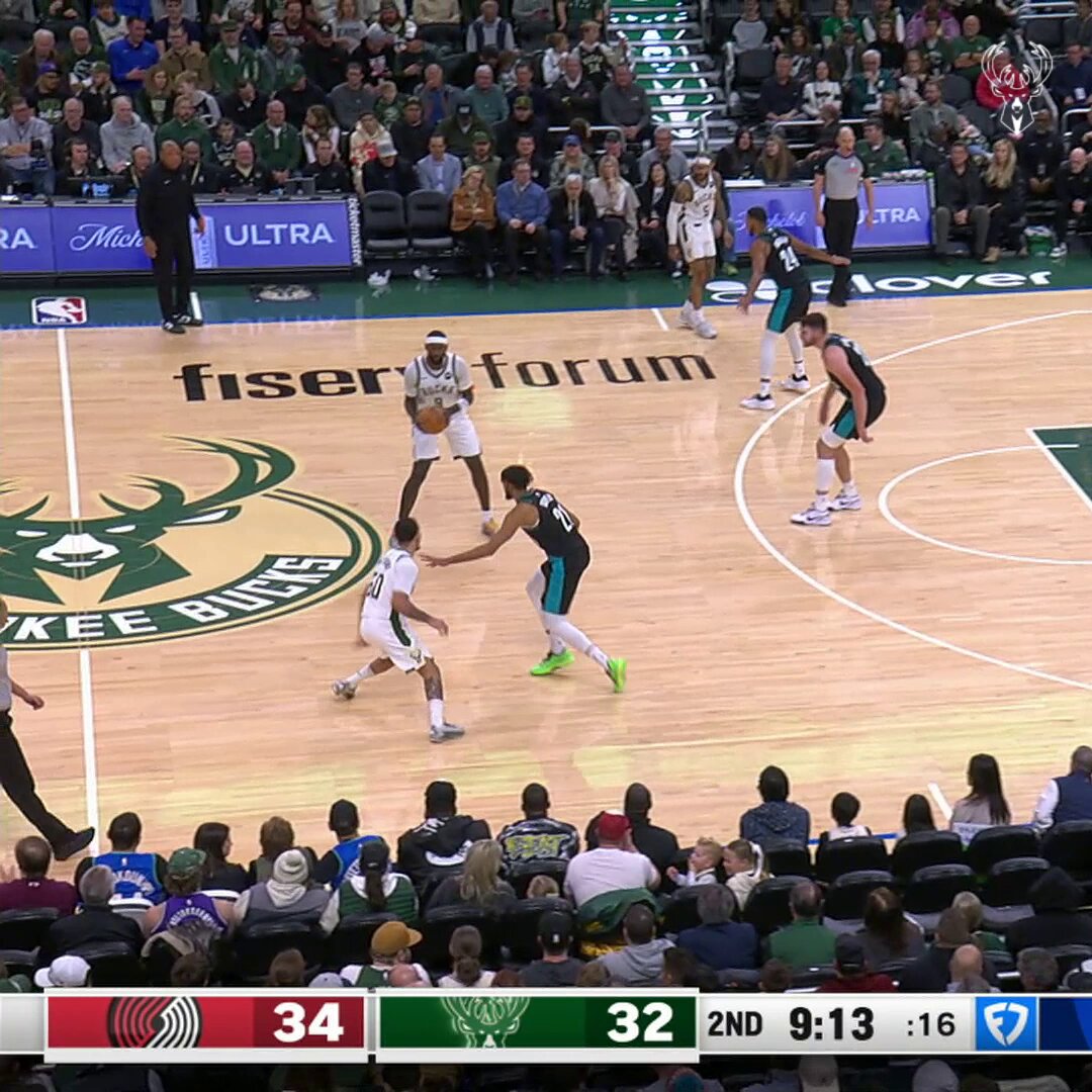 BOBBY'S ON FIRE. 🔥

He's got 15 points on 6/7 shooting. 