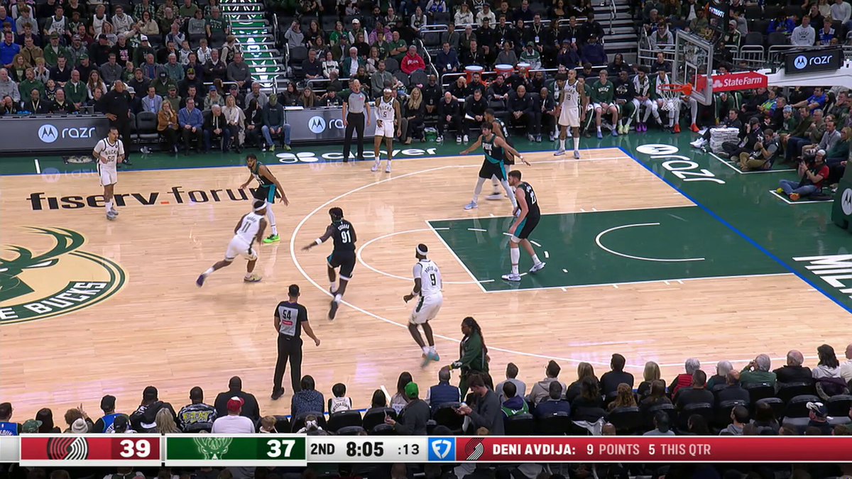 Hits the triple & gets the crowd HYPED 😤

Bobby Portis (15 PTS) bringing the energy for Milwaukee! 