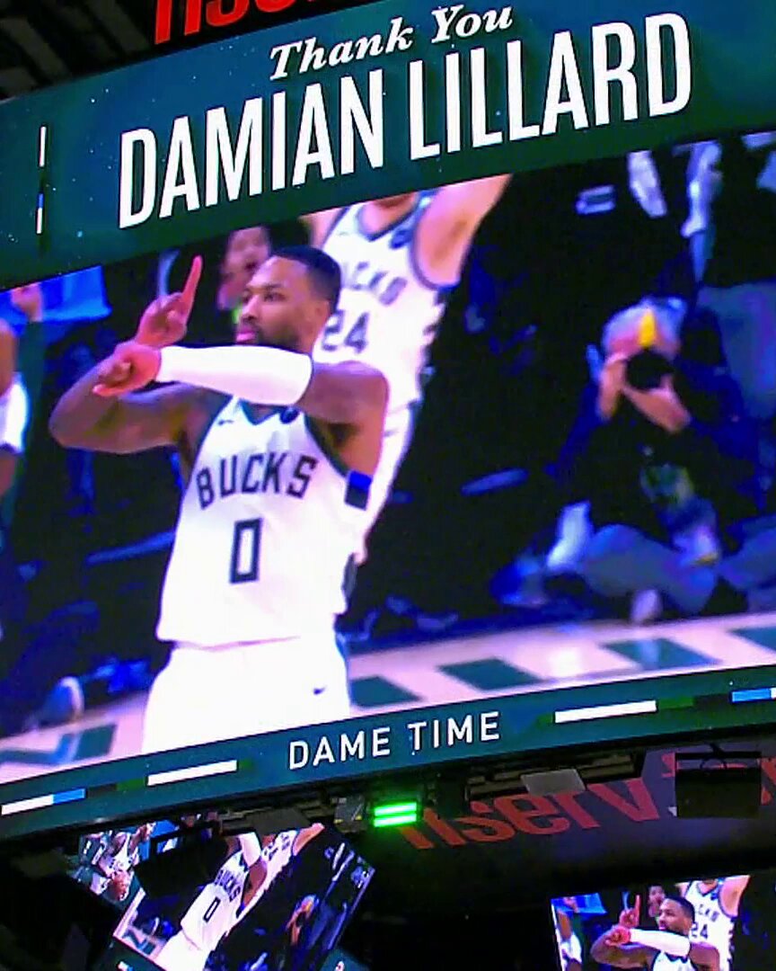 Bucks honored Dame with a tribute video in his return to Milwaukee 💚 