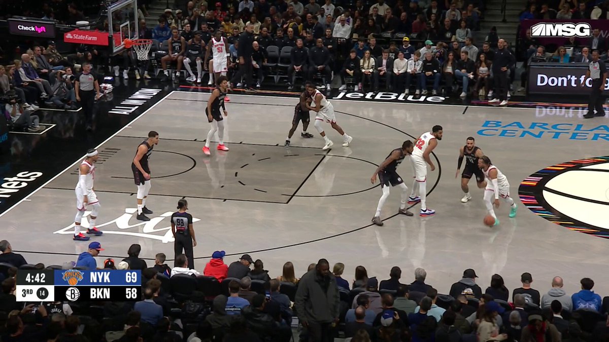 Jalen Brunson dime ➡️ Karl-Anthony Towns triple

Towns has 28 PTS & 10 REB for NYK! 