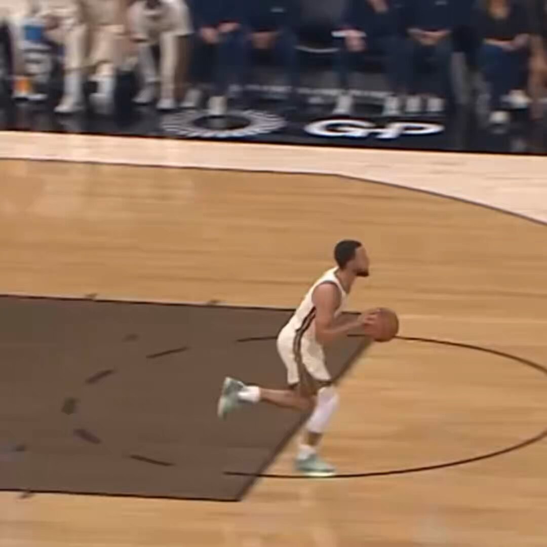 Pump fake on a wide open layup?

Moses Moody needs to be investigated 😂

 