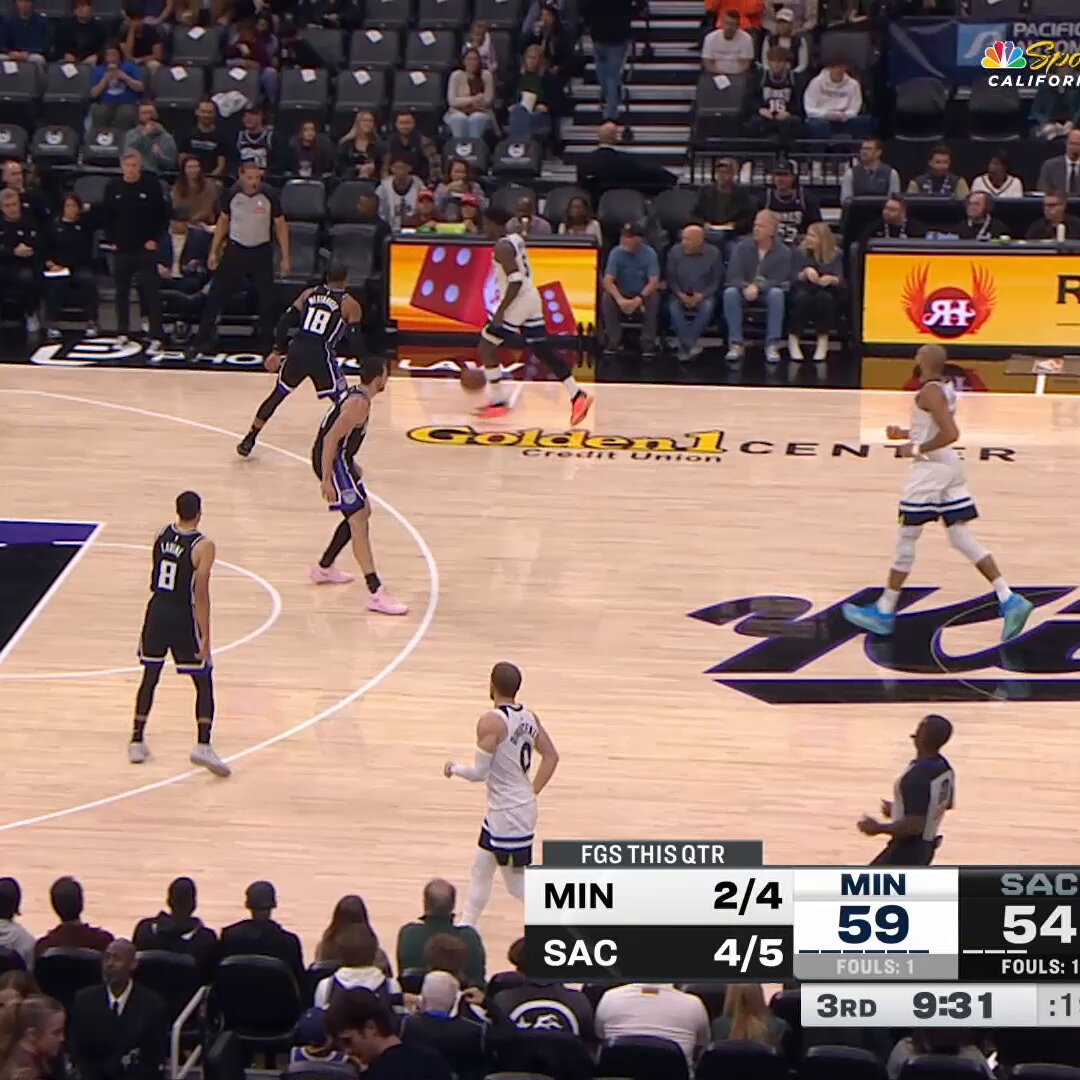 Teammates supporting teammates 🤝

After DeMar DeRozan’s hard fall last night, the ENTIRE Kings bench was there to pick him up! 