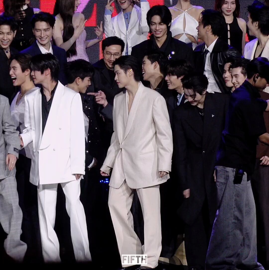 251125 phuwin just drags gem back to fot's side😭😂 his behavior