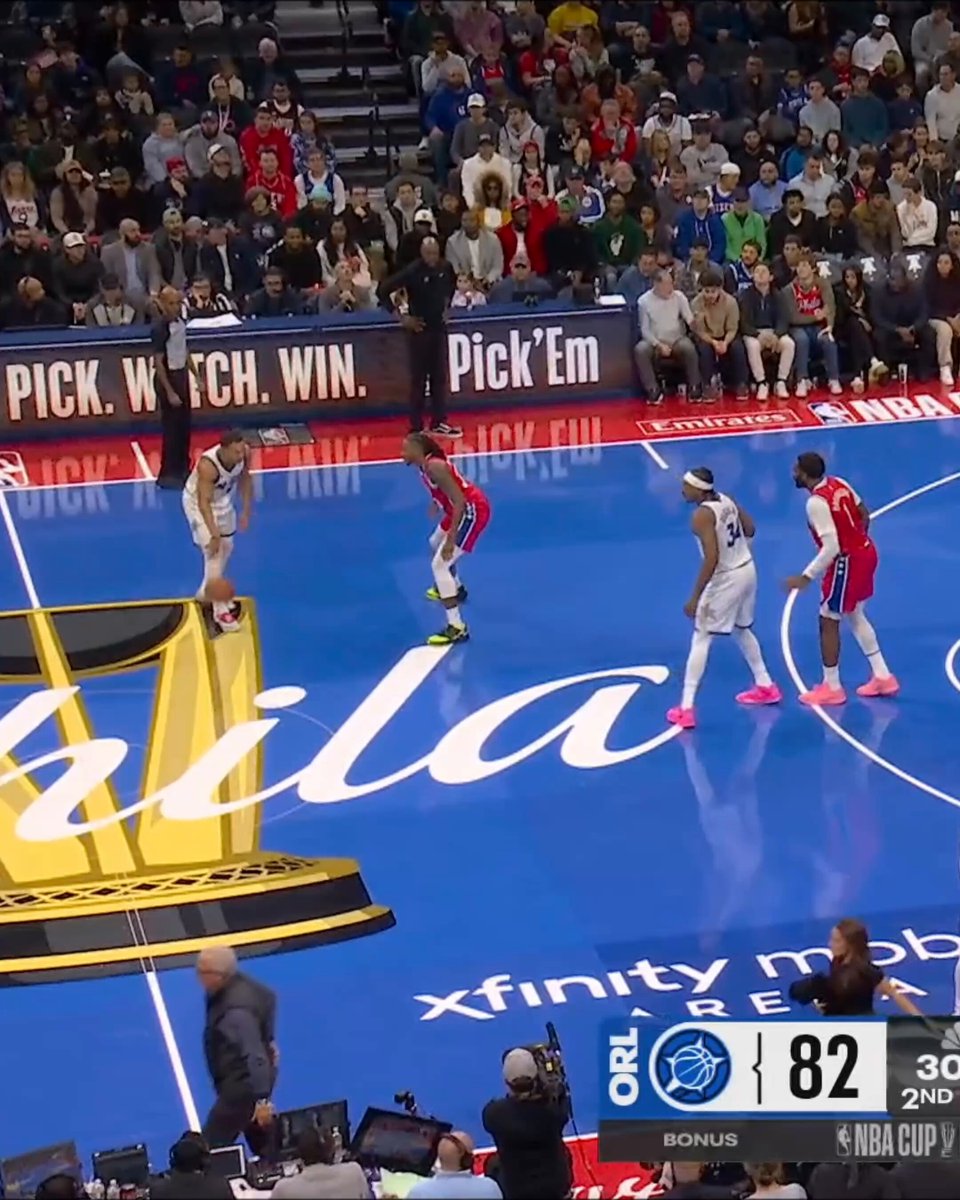 SUGGS EJECTED IN MAGIC-76ERS SCUFFLE AFTER DRUMMOND SQUARED UP WITH WENDELL CARTER JR. 😳 