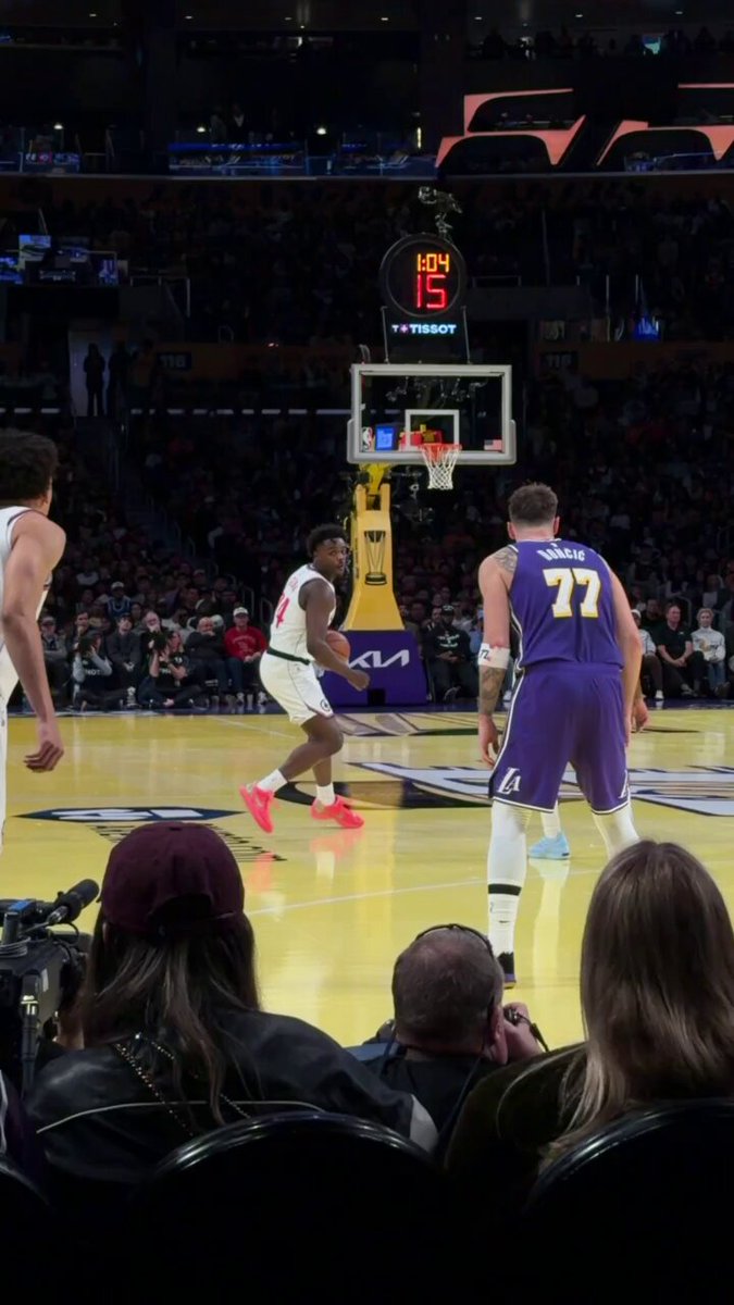 Kobe Brown DIME to Kobe Sanders!

🏆 LAL clinches West Group B with win
🏆 LAC moves atop West Group B with win 