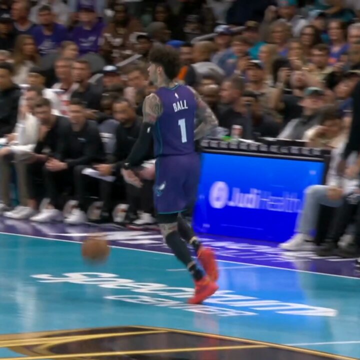 LaMelo Ball did a bounce pass to Jalen Brunson's face 😂😭💀

 