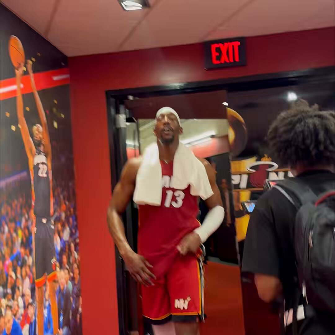 Heat showing love to Erik Spoelstra after reaching 800 career wins 👏

Congrats, Spo! 

(via @MiamiHEAT)
