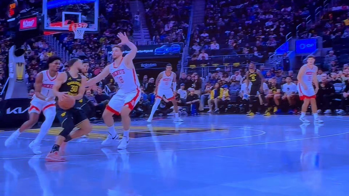 It's not the vision that is impressive since Steph knew immediately that Richard is open. It's opting to make a reverse overhead pass since there wasn't time to deliver it any other way, perfectly on target 