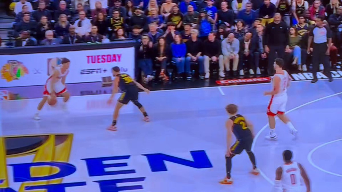 Curry got banged up on this play and is limping. Could be knee to knee? Or hamstring? Unclear but he looks to be battling thru it 