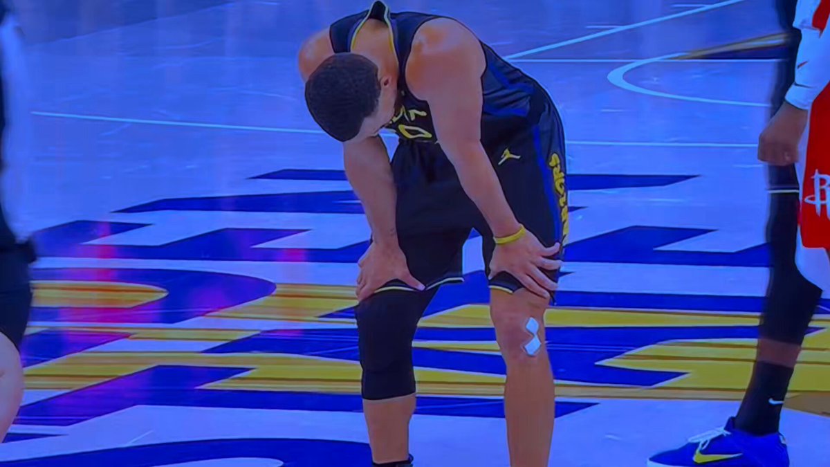 Curry can't finish this game, and it's not a good sign to say the least. Rick Celibrini looks concerned, as does Pat Spencer 