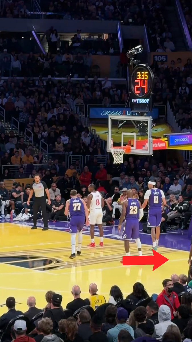 Official James Williams, also known as Gucci Ref, sprinted into the Clippers - Lakers scuffle and separated both teams 🫡💯

(Via @LADEig) 