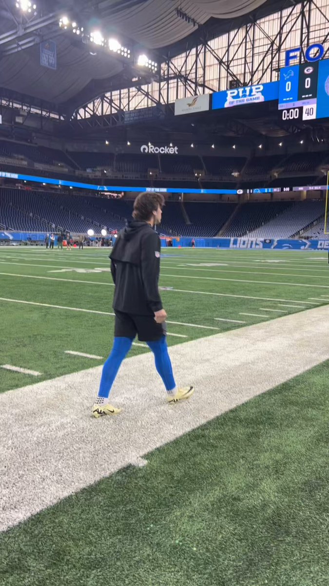 Lions kicker Jake Bates first player out on the field early taking it all in on Thanksgiving 🦁 