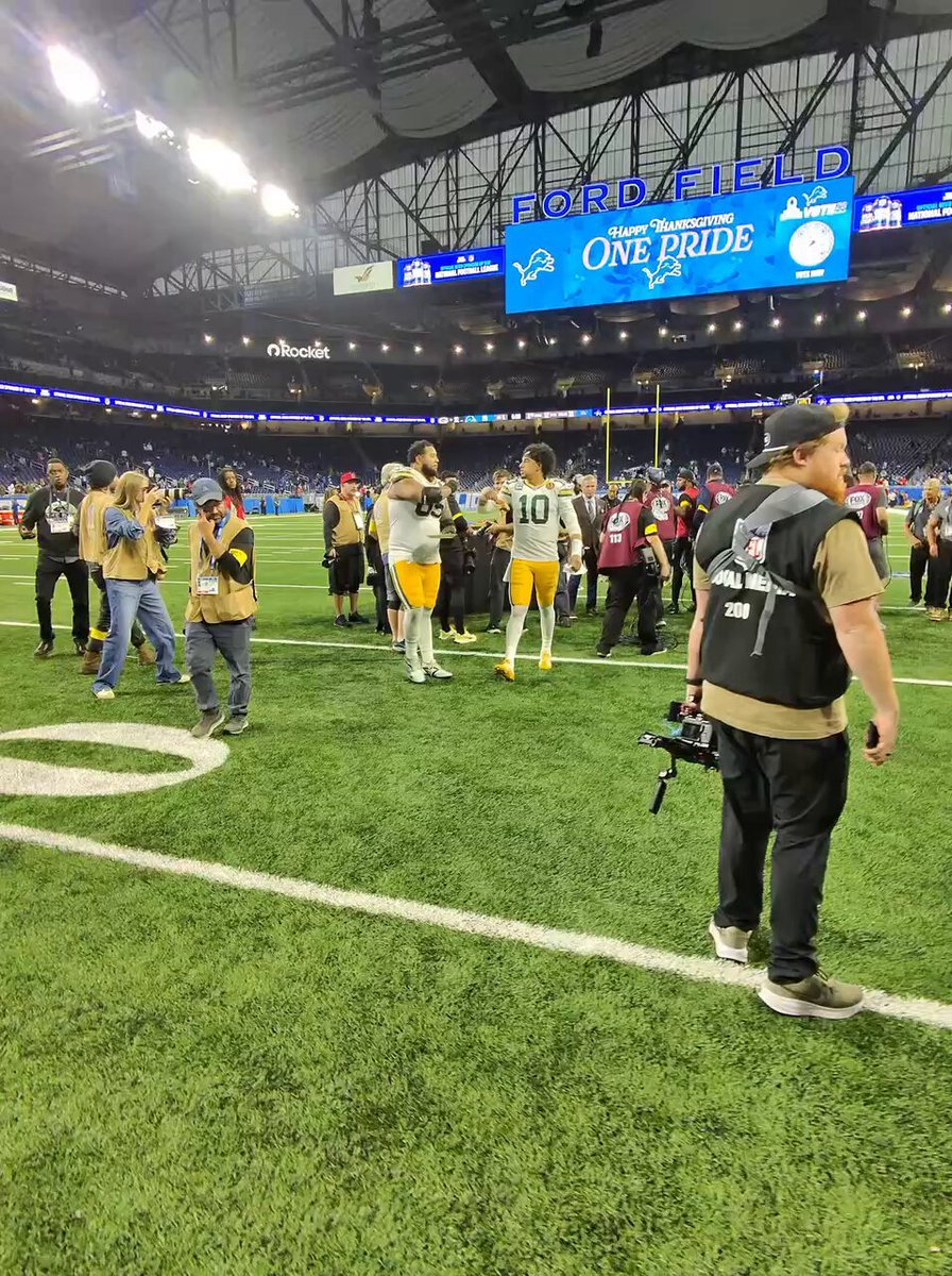 The Madden Thanksgiving MVP Jordan Love walks off with a piece of his Thanksgiving dinner! 👏

Made with Oakley | Meta 