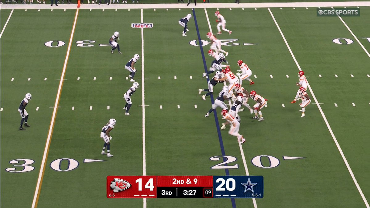 Mahomes escapes the pressure and threads the needle 😮

KCvsDAL on CBS/Paramount+
Also streaming on @NFLPlus 