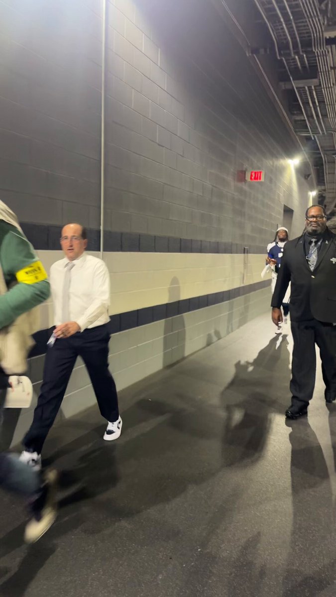 George Pickens grabbing a bite on the go 😅 