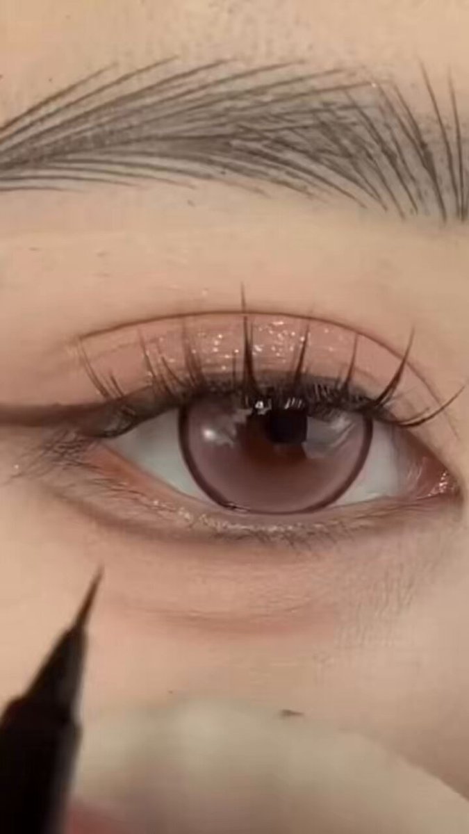 眉毛も！😳✨ ほんまに顔がキャンバスだよね🖌🎨 こういう人らって絵も