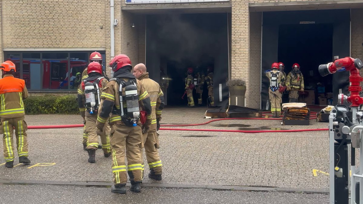 Grote brand in bedrijfsloods Badhoevedorp