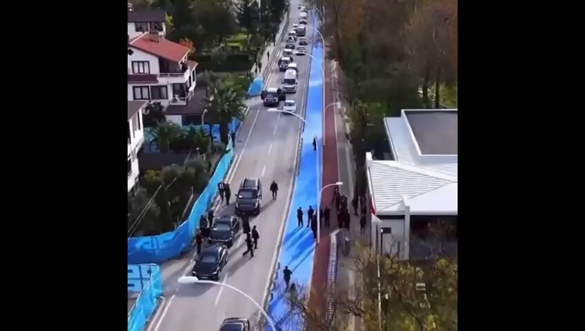 Image for the Tweet beginning: 🚨IMPRESSIONNANT 🚨

⚡️⚡️Le convoi du pape