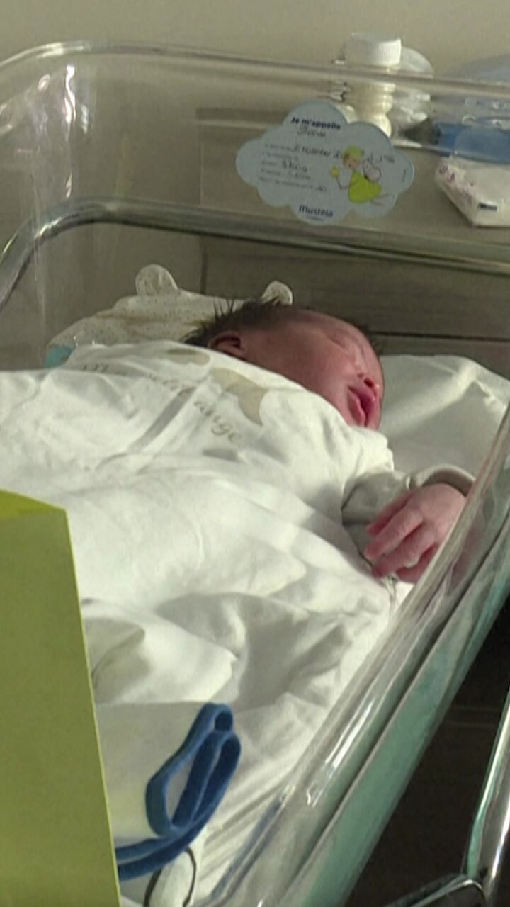 Entre janvier et octobre 2025, les naissances ont reculé de 2,3% en France par rapport à la même période en 2024, selon les chiffres de l’Insee. L’an dernier, l’Hexagone atteignait déjà son plus bas niveau depuis la fin de la Seconde Guerre mondiale. →