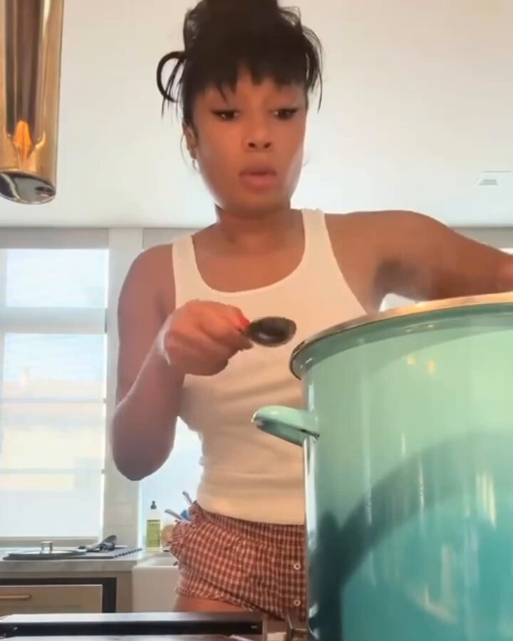 Meg Thee Stallion cooked for her boyfriend Klay and his family for Thanksgiving ❤️

Klay says it was a "10 out of 10" and Klay's dad, Mychal, told Meg she 'could open her own restaurant' 👀💯

(Via @theestallion) 