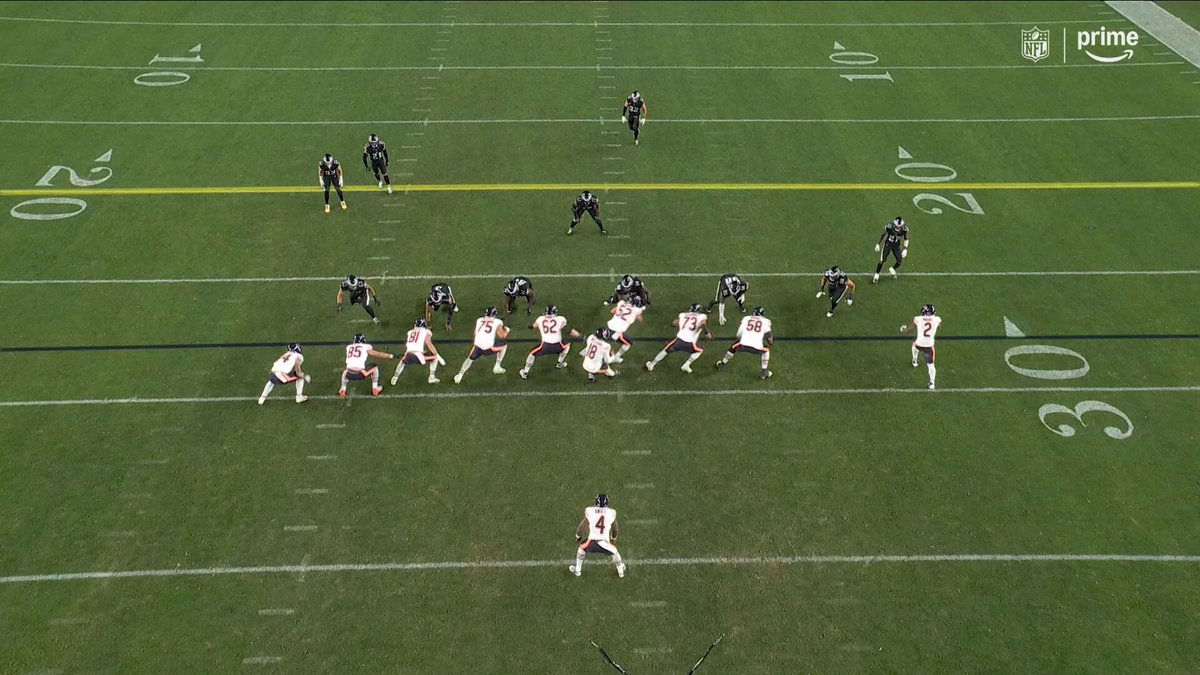 Unreal throw running to his left 👏 @CALEBcsw

CHIvsPHI on Prime Video
Also streaming on @NFLPlus 