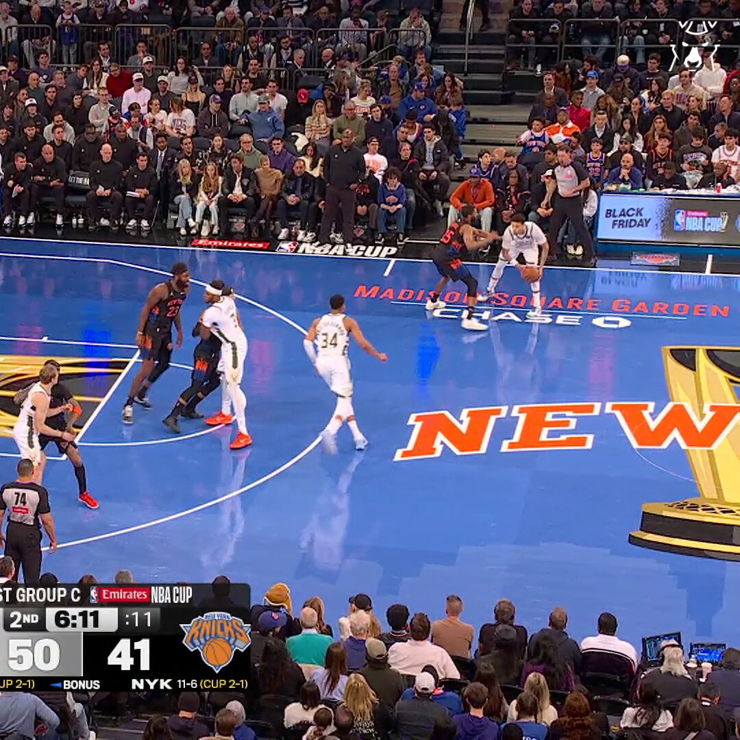 ANOTHER ALLEY-OOP FROM RY TO GIANNIS. 