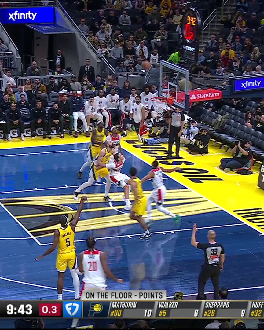 Jay Huff grabs the offensive rebound and feeds Jarace Walker for the reverse slam ⏪ 