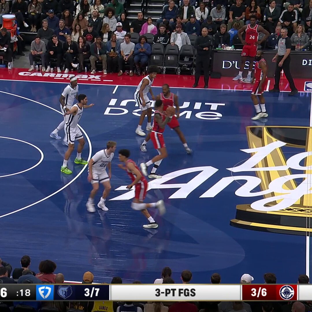 Kawhi doin' Kawhi things 🖐️ 