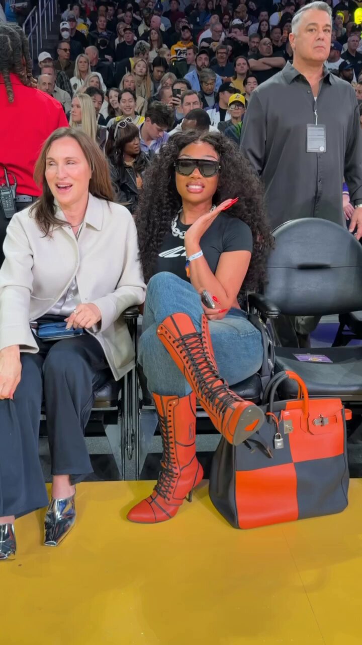 Megan Thee Stallion  &amp; Usher are in the house for Mavs/Lakers tonight 

Watch on Prime: