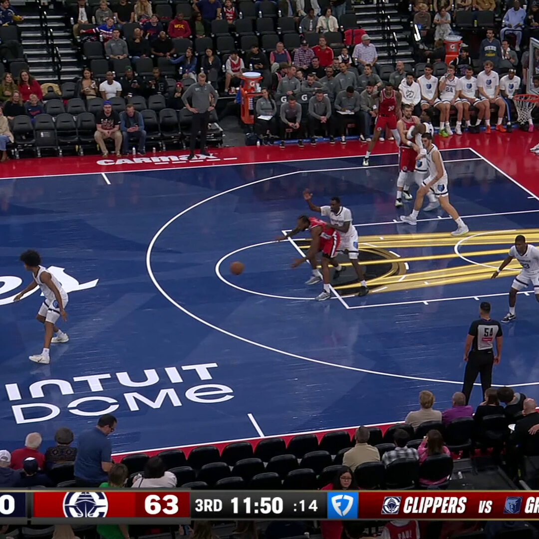 Knock 'em down, Kawhi 🖐️ 