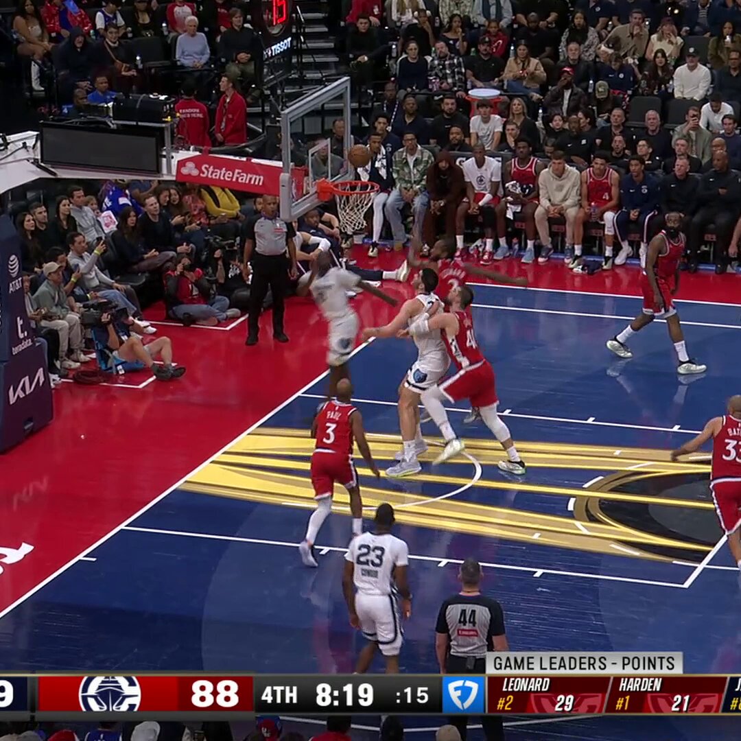 "WET BALL FROM KAWHI" 🗣️

He's got 32 points in 24 minutes! 