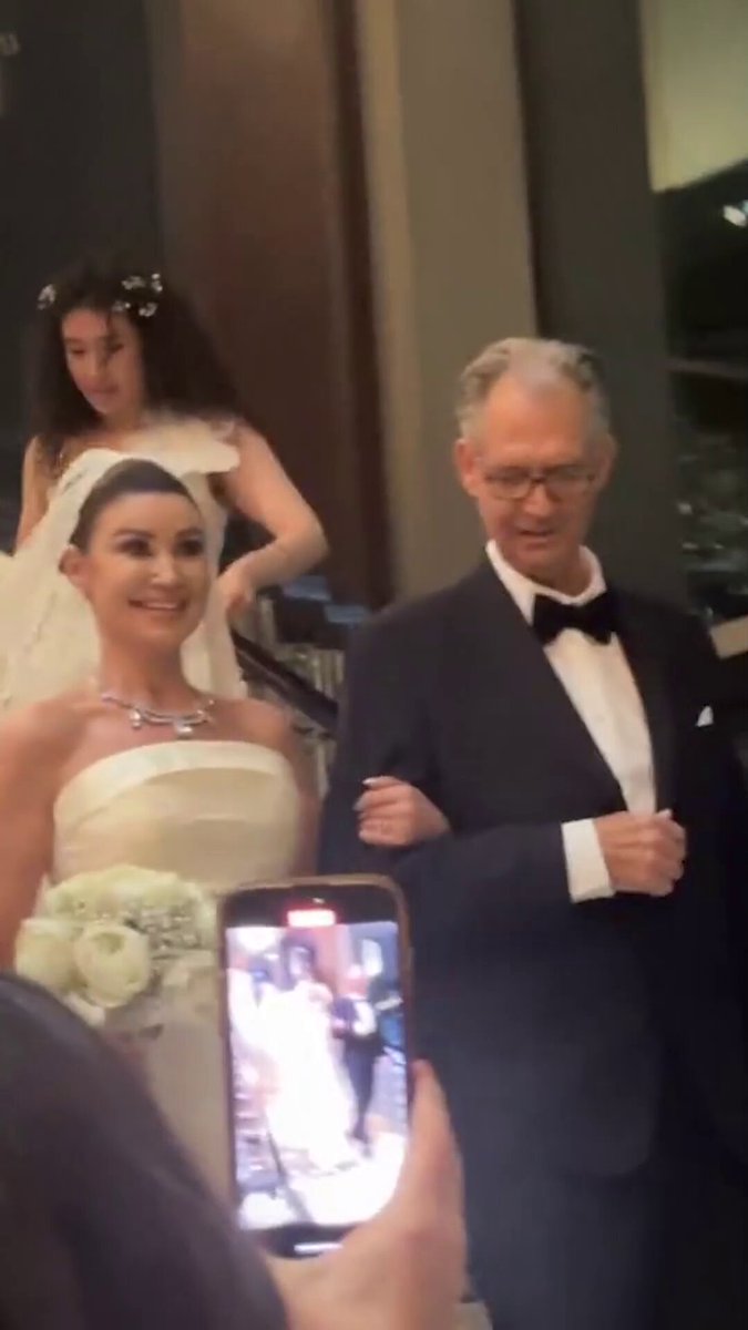 على أنغام "الزفة المصرية" التقليدية احتفلت أروى جودة بزفافها على جون باتيست في حفل ضخم بالقاهرة وتألقت العروس بفستان أبيض مكشوف الكتفين، وشهد الحفل حضوراً كبيراً من نجوم الوسط الفني والإعلام، في ليلة ساحرة لا تُنسى 