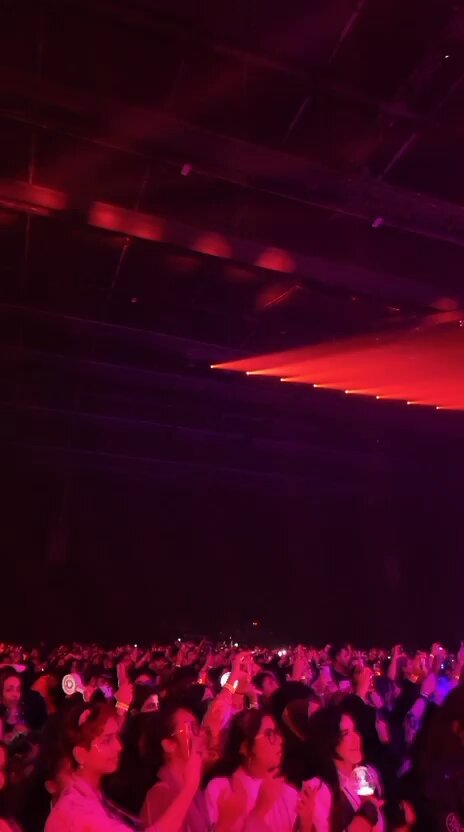 الجمهور يشعل المسرح بحماسه بليلة حفل الـK-Pop في أرينا عبادي الجوهر بجدة 