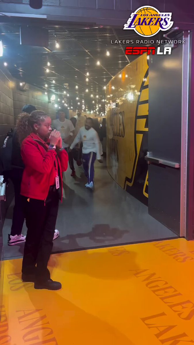 LeBron stopped to give his mother, Gloria, a kiss on the cheek before he ran onto the court 🥹❤️

(Via @ESPNLosAngeles) 