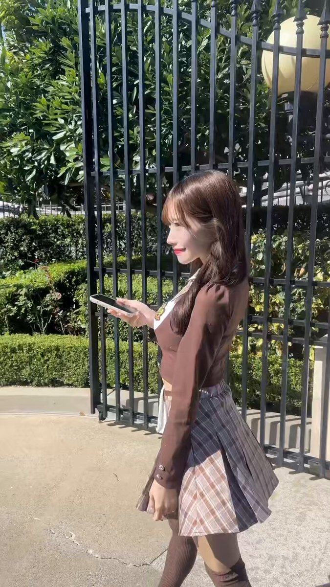 明日のチェキ会はこの制服着る予定です😻❣️ お店で着るのは初