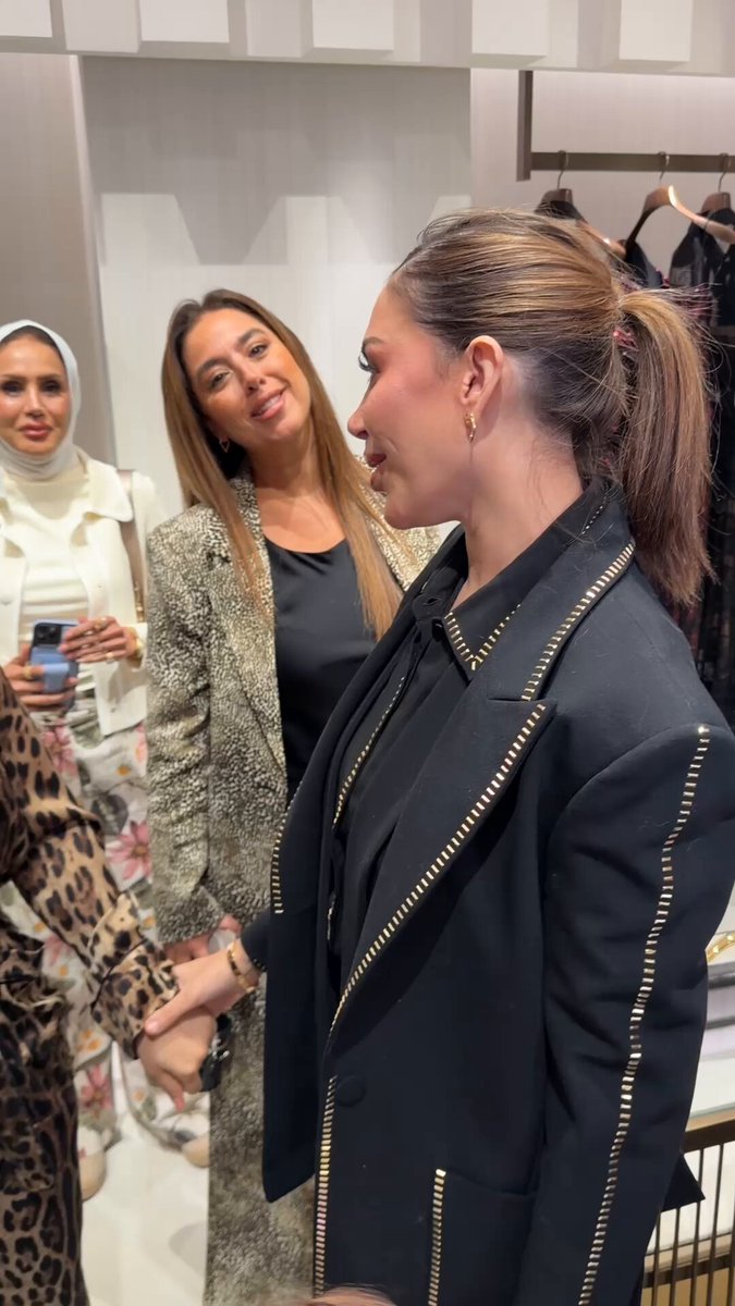 دكتورة خلود، بلقيس، ولجين عمران يحضرن افتتاح بوتيك إيلي صعب في Avenues Mall Kuwait، وكان لافتا تفاعل لجين عمران وبلقيس مع أطفال دكتورة خلود بعفويتهم وضحكاتهم التي خطفت الأجواء 