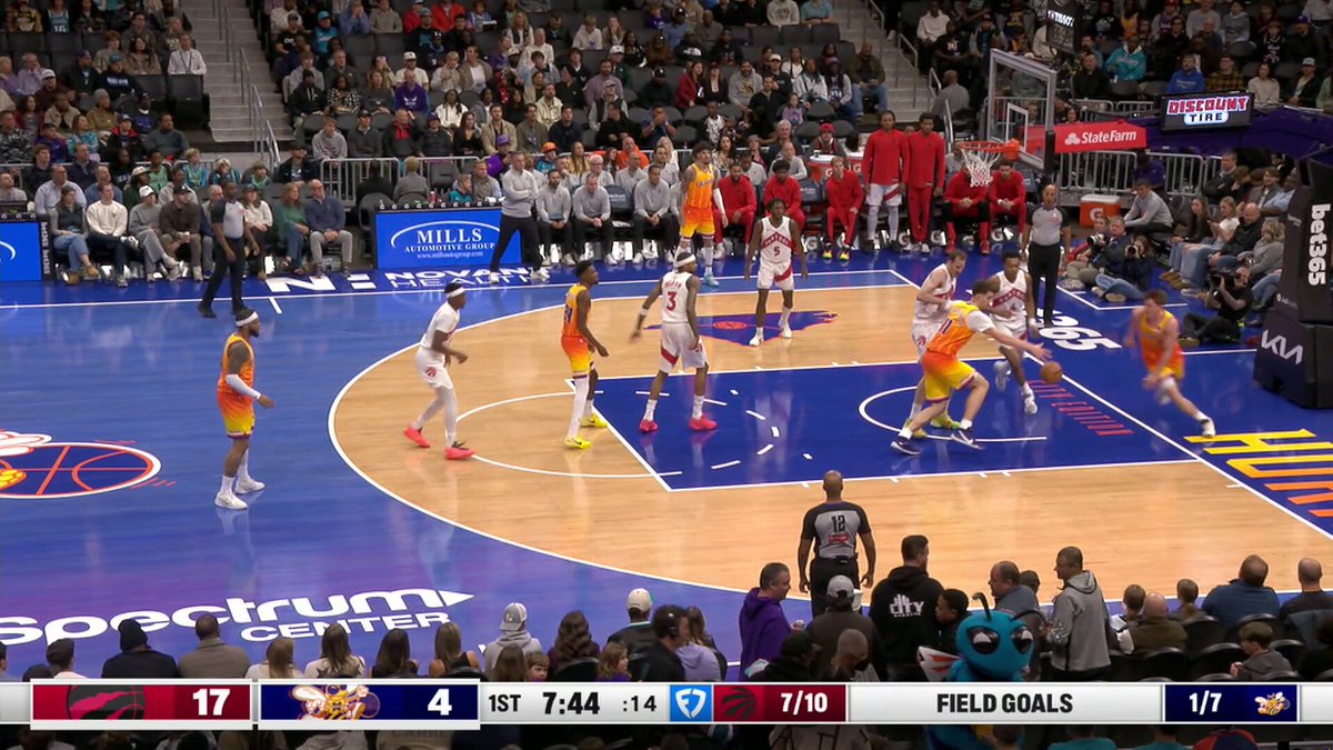 Kon Knueppel catches it in the corner and relocates for the triple 💯

Knueppel is the NBA's leading rookie scorer with 18.3 PPG! 